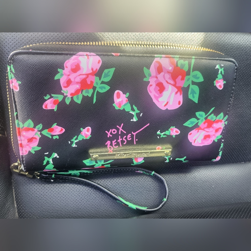 Betsey Johnson rlRoses And Bow wallet /wristlet